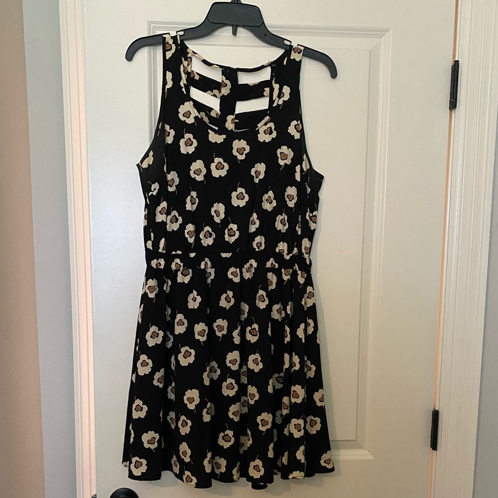 Short sleeve dress with floral detail